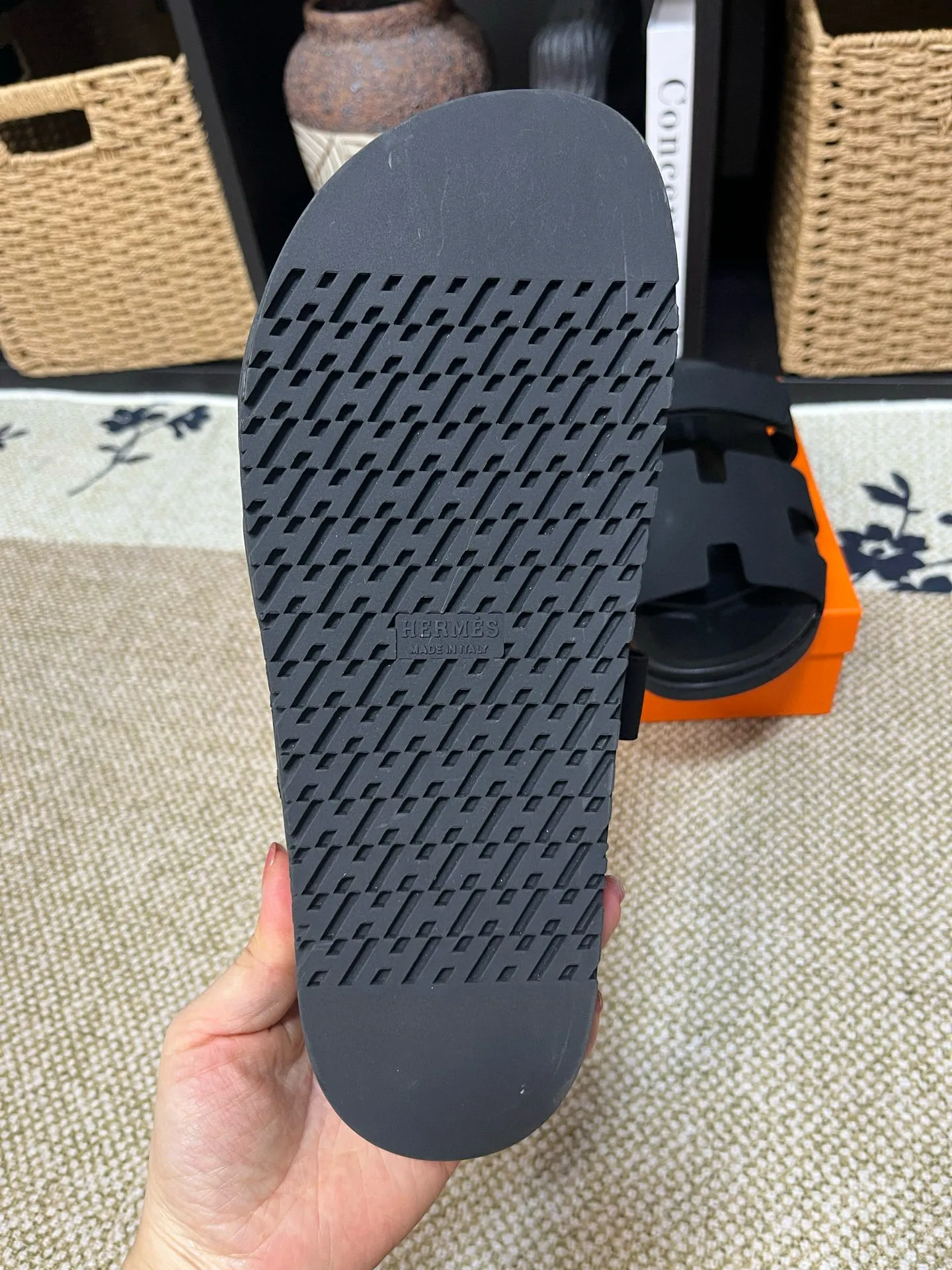 P300 Long-term stock Hermes men’s Kazimir slippers for couples - top quality woven calfskin functional sandals with intertwined uppers inspired by the “H” iconic pattern to create a casual look, perfect for summer. Imported cowhide + cowhide lining + TUP outsole Size: 35-46